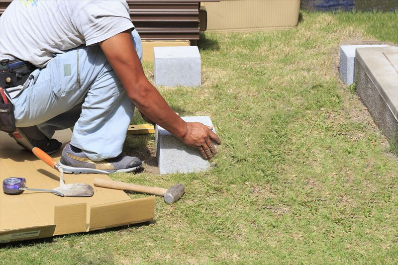 レンガを組み立てる様子