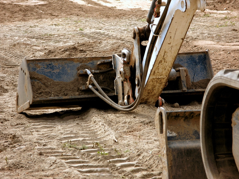 機械を使用している工事現場